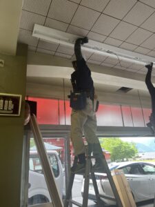 照明LED交換作業中
