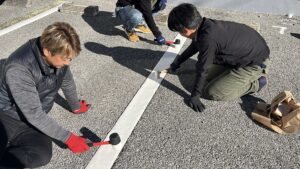 テープ叩き作業中